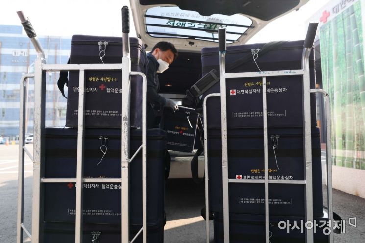 동부혈액원에서 직원들이 '헌혈은 사랑입니다'라는 문구가 적힌 혈액 상자를 혈액입고실로 옮기고 있다. /문호남 기자 munonam@