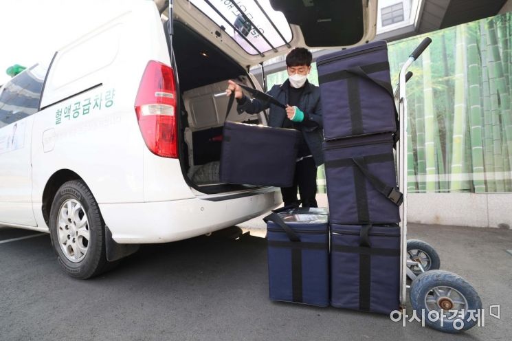 '혈액공급차량에서 혈액입고실로' 팔에 붕대를 한 직원까지 일손을 거들고 있다. /문호남 기자 munonam@