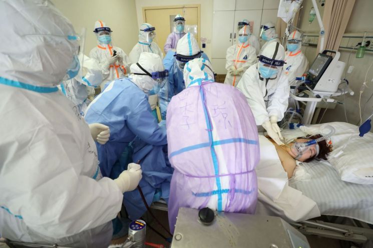 중국 우한 적십자병원 의료진이 인공 심폐 장치인 에크모(ECMO)를 사용해 신종 코로나바이러스 감염증(코로나19)에 걸려 중태에 빠진 환자를 치료하고 있다.<이미지:연합뉴스>