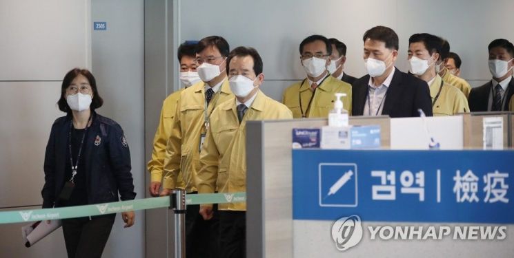 정세균 국무총리가 신종 코로나바이러스 감염증(코로나19)의 유입을 막기 위해 19일부터 모든 입국자에 '특별입국절차'를 적용하는 인천국제공항 제1여객터미널의 특별입국절차 강화 현장을 방문해 특별입국 심사장을 둘러보고 있다. / 사진=연합뉴스
