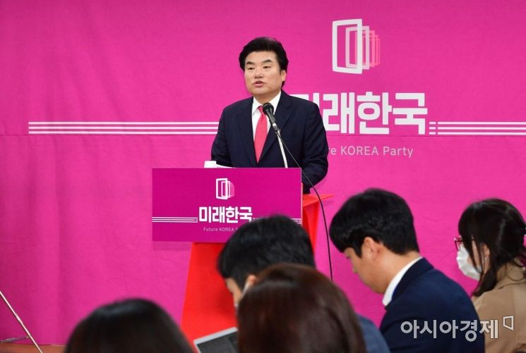 미래한국당 대표로 추대된 원유철 의원이 20일 서울 영등포 당사에서 기자회견을 갖고 있다./윤동주 기자 doso7@