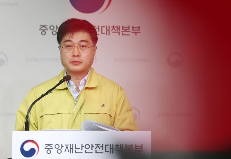 윤태호 중앙사고수습본부 방역총괄반장(보건복지부 공공보건정책관)이 20일 오전 세종시 정부세종청사에서 코로나19 대응 중앙재난안전대책본부 회의 결과 등 정례브리핑을 하고 있다.  출처=연합뉴스