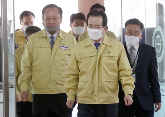 정세균 국무총리가 20일 개학연기에 따른 긴급돌봄 현장점검을 하기 위해 서울 마포구 동교초등학교로 들어서고 있다. /김현민 기자 kimhyun81@