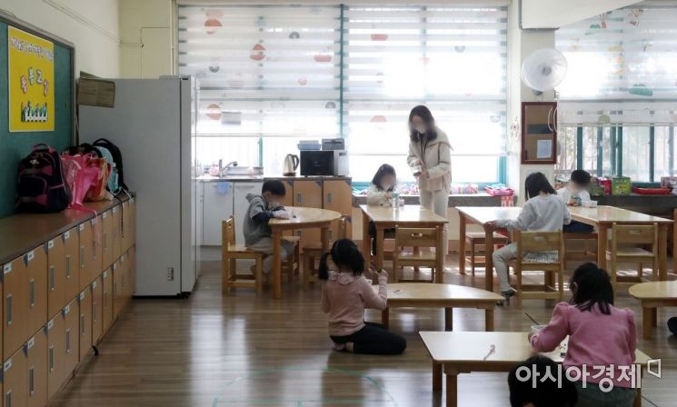 서울 마포구의 한 초등학교에 마련된 돌봄교실에서 선생님이 아이들을 지도하고 있다. /김현민 기자 kimhyun81@