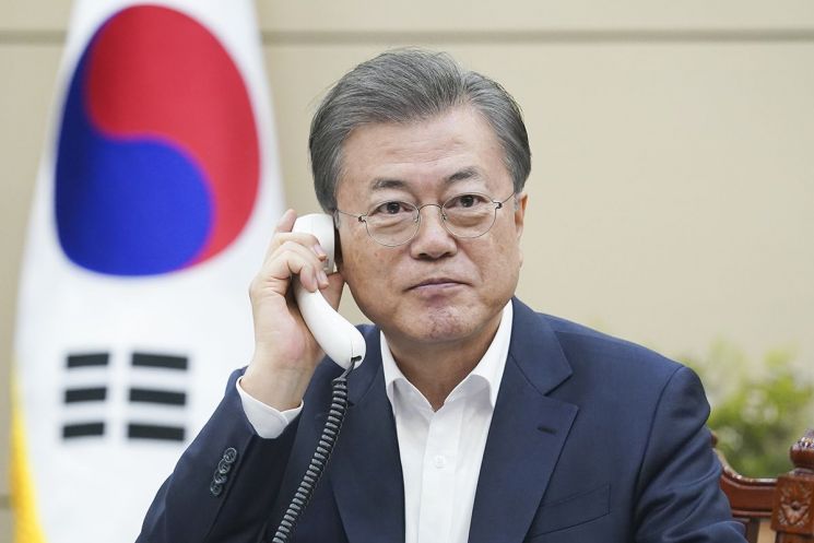 문재인 대통령은 20일 오후 스웨덴 총리 요청으로 전화통화를 하고 코로나19와 관련한 임상 데이터 공유에 대해 뜻을 모았다. [사진제공=청와대]