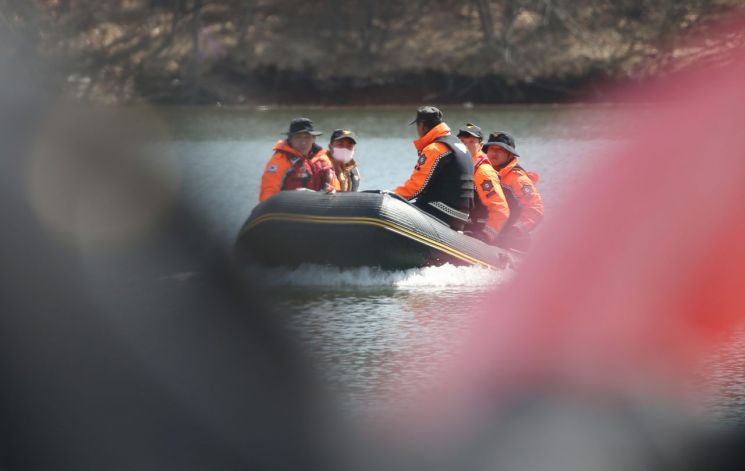 20일 오후 울산시 울주군 회야저수지에서 소방 구조대원들이 전날 추락한 헬기에서 실종된 부기장 수색 작업을 하고 있다. 사진=연합뉴스