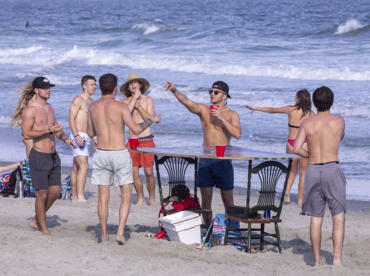 플로리다주의 한 해변에서 젊은이들이 모여 시간을 보내고 있다. [이미지출처=AP연합뉴스]