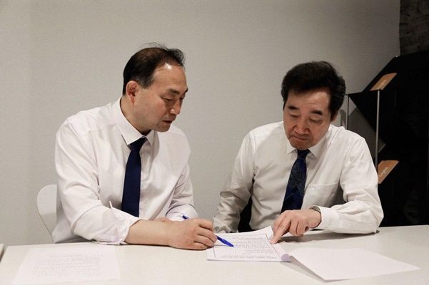 공천장을 받은 후 이낙연 공동상임위원장(우측)과 면담을 하고 있다. (사진=김원이 후보 선거사무소)