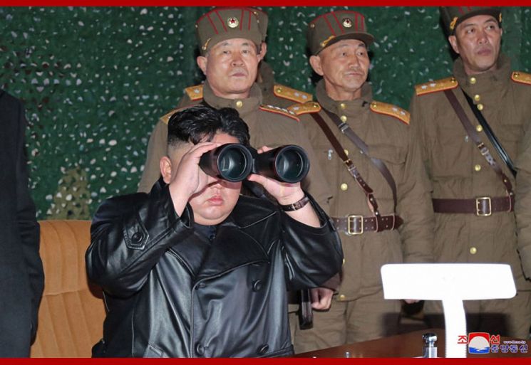김정은 북한 국무위원장이 지난달 21일 전술유도무기 시범사격을 참관했다고 조선중앙통신이 22일 보도했다.