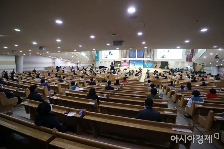말려도 안되는 종교 집회. 경찰이 막아도 예배는 열렸습니다. 지난 22일 서울의 한 대형교회의 예배 모습. [사진=아시아경제 문호남 기자]