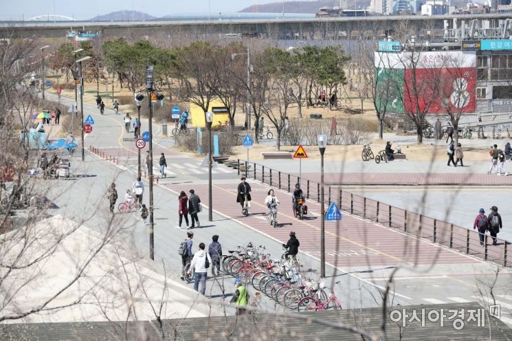 정부가 코로나19 극복을 위해 강도 높은 사회적 거리두기를 호소한 22일 서울 여의도 한강공원에서 시민들이 포근한 봄 날씨를 만끽하고 있다. /문호남 기자 munonam@