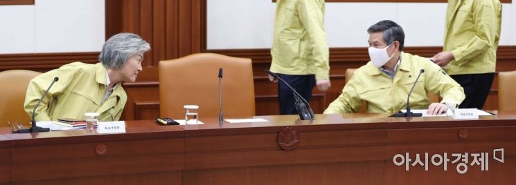 [포토]대화 나누는 외교부 장관과 국방부 장관 