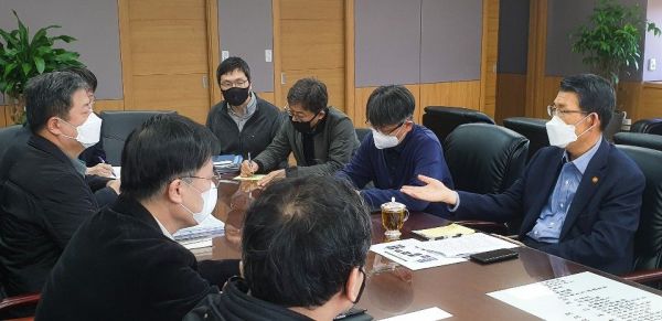은성수 금융위원장이 22일 정부서울청사에서 코로나19 대응과 관련한 상황점검회의를 주재하고 있다.(사진=금융위원회 제공)