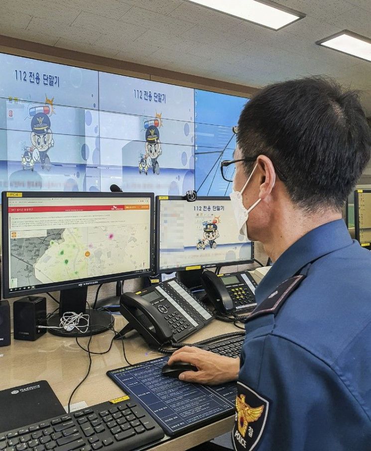 경북 경산경찰서의 한 경찰관이 '지오비전'을 통해 실시간 유동인구를 파악하며 핀 포인트 순찰을 준비하고 있다.