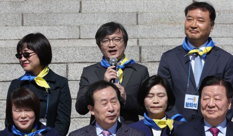김의겸 전 청와대 대변인이 22일 오전 서울 여의도 국회 본청앞 계단에서 열린 열린민주당 비례대표 후보자 출마자 기자회견에서 발언하고 있다/사진=연합뉴스