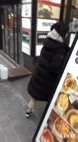 2층 계단을 걷는 중. 사진=김태윤 기자