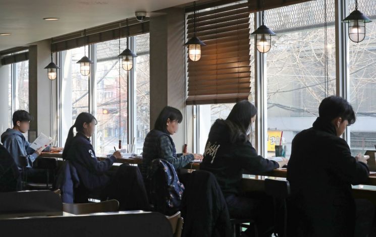 신종코로나바이러스 감염증(코로나19) 확산 예방을 위해 서울 주요대학이 온라인 강의를 실시한 지 이틀 째인 17일 오후 서울 마포구 홍익대학교 인근 한 카페에서 대학생 및 시민들이 시간을 보내고 있다/사진=연합뉴스