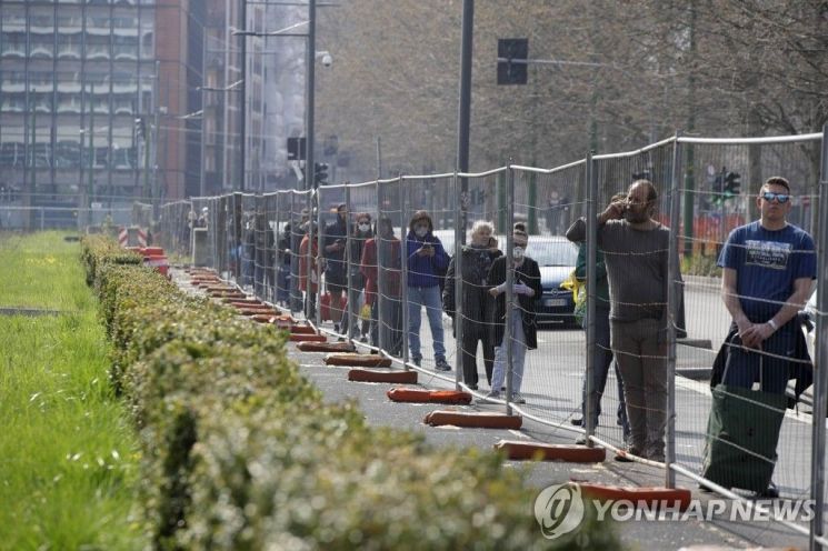 지난 20일(현지시간) 이탈리아 밀라노의 한 슈퍼마켓 앞에서 시민들이 신종 코로나바이러스 감염증 확산 방지를 위한 '사회적 거리두기' 일환으로 일정한 간격을 두고 서서 입장을 기다리고 있다. / 사진=연합뉴스