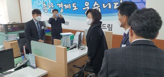 박영선 중소벤처기업부 장관(가운데)이 23일 충남신용보증재단 천안지점을 방문해 직원들을 격려하고 있다.