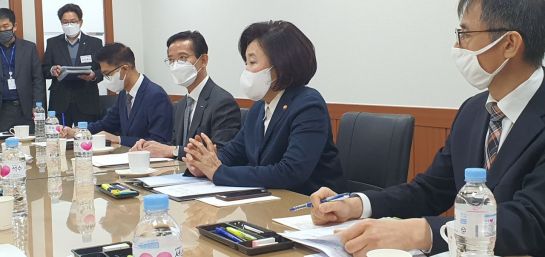 박영선 중소벤처기업부 장관(오른쪽 두 번째)이 23일 충남신용보증재단 천안지점을 방문해 관계자들과 소상공인 보증 지연 해소 대책 등에 대한 이야기를 하고 있다.
