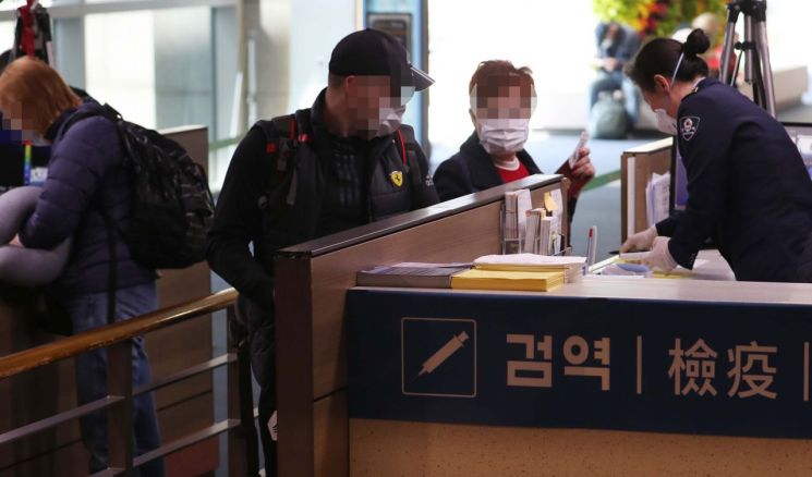 당국 "외국인 검사·치료비 지원, 국민 보호 목적…낭비 아냐"(상보)