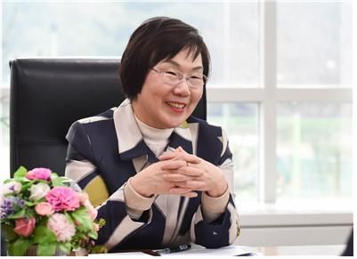 이미경 코이카(KOICA, 한국국제협력단) 이사장이 23일 코로나19 관련 임원 회의에서 4개월간 월급의 30%를 반납하여 기부하기로 했다고 밝혔다.