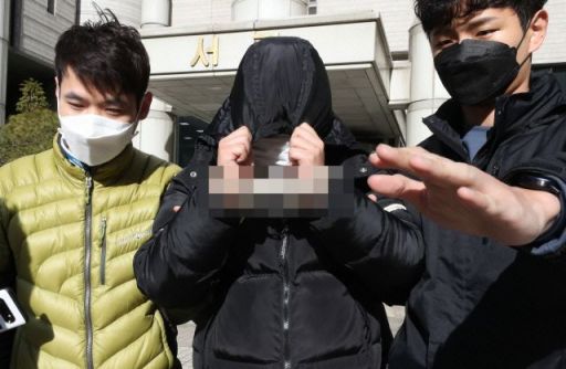 여성을 협박해 성 착취물을 찍게 하고 이를 모바일 메신저 텔레그램에서 유포한 혐의로 구속영장이 신청된 조주빈(25)이  19일 오후 서울 서초동 서울중앙지법에서 영장실질심사를 받은 뒤 법정에서 나오고 있다. /사진=연합뉴스