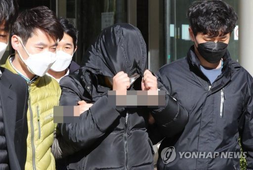 미성년자 등을 협박해 성 착취물을 찍게 하고 이를 모바일 메신저 텔레그램에서 유포한 혐의로 구속영장이 신청된 20대 남성 조주빈 씨가 지난 19일 오후 서울 서초동 서울중앙지법에서 영장실질심사를 받은 뒤 법정에서 나오고 있다. / 사진=연합뉴스