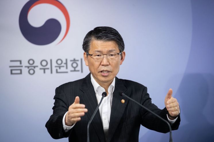 은성수 금융위원장이 24일 정부서울청사 합동브리핑실에서 '코로나19 관련 금융시장 안정화 방안'을 설명하고 있다.
