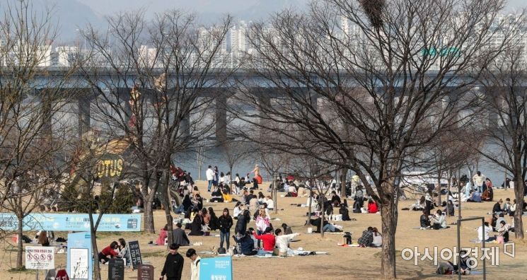 서울 한 낮 기온이 19도까지 올라가며 완연한 봄 날씨가 이어지고 있는 24일 서울 여의도 한강공원을 찾은 시민들이 봄의 정취를 만끽 하고 있다./강진형 기자aymsdream@
