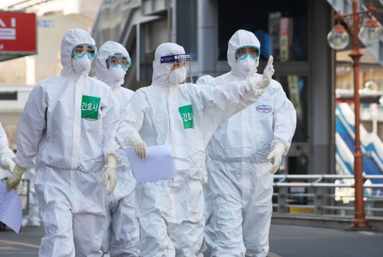 24일 오전 대구시 중구 계명대학교 대구동산병원에서 마스크와 전신 방호복을 착용한 의료진이 신종 코로나바이러스 감염증(코로나19) 확진자가 치료 중인 음압병동으로 향하고 있다. [이미지출처=연합뉴스]