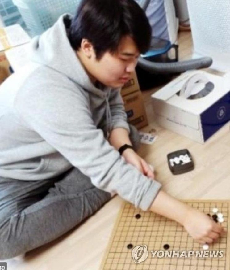 인터넷 메신저 텔레그램에서 '박사방'을 운영하며 성 착취물을 제작·유포한 혐의로 구속된 조주빈씨가 지난해 10월 인천 한 보육원에서 봉사활동을 하며 어린이와 바둑을 두고 있다. [홈페이지 캡처]
