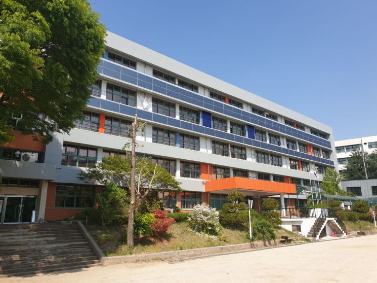 서울 월계중학교에 설치된 건물일체형 태양광(BIPV) 설비.