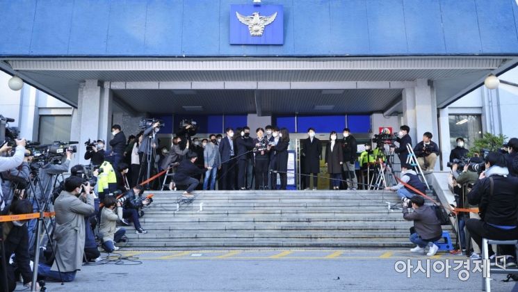 인터넷 메신저 텔레그램에서 미성년자 등 수십 명의 여성을 협박, 촬영을 강요해 만든 음란물을 유포한 '박사방' 운영자 조주빈씨가 25일 오전 서울 종로경찰서에서 검찰로 송치되기 위해 나오고 있다. /문호남 기자 munonam@