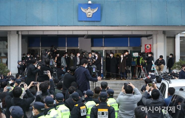 인터넷 메신저 텔레그램에서 미성년자 등 수십 명의 여성을 협박, 촬영을 강요해 만든 음란물을 유포한 '박사방' 운영자 조주빈씨가 25일 오전 서울 종로경찰서에서 검찰로 송치되기 위해 나오고 있다. /문호남 기자 munonam@