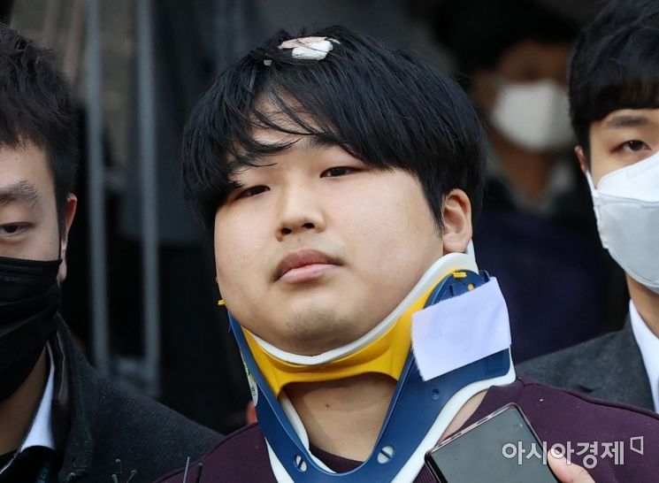 인터넷 메신저 텔레그램에서 미성년자 등 수십 명의 여성을 협박, 촬영을 강요해 만든 음란물을 유포한 '박사방' 운영자 조주빈씨가 25일 오전 서울 종로경찰서에서 검찰로 송치되기 위해 나오고 있다. /문호남 기자 munonam@