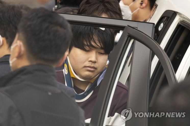 인터넷 메신저 텔레그램에서 미성년자를 포함한 여성들의 성 착취물을 제작·유포한 혐의를 받는 '박사방' 운영자 조주빈이 25일 오전 서울 종로경찰서에서 검찰로 송치되고 있다. [이미지출처=연합뉴스]