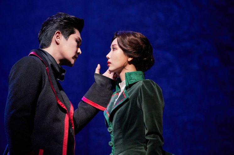 뮤지컬 '드라큘라' 공연 장면. 드라큘라 역의 류정한(왼쪽)와 미나 역의 린지(임민지) [사진= 오디컴퍼니 제공]