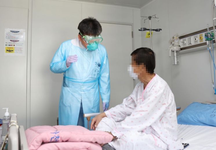 지난달 대구에서 신종 코로나바이러스 감염증(코로나19) 확진 판정을 받고 인천으로 이송된 중증 환자가 한 달 동안 길병원 국가지정병상에서 입원 치료를 받은 끝에 24일 퇴원했다고 가천대 길병원이 밝혔다. <이미지:연합뉴스>