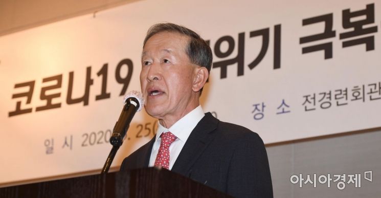 허창수 전국경제인연합회 회장이 25일 서울 여의도 전경련회관에서 코로나19 확산에 따른 '경제계 긴급 제언문'을 발표하고 있다./윤동주 기자 doso7@