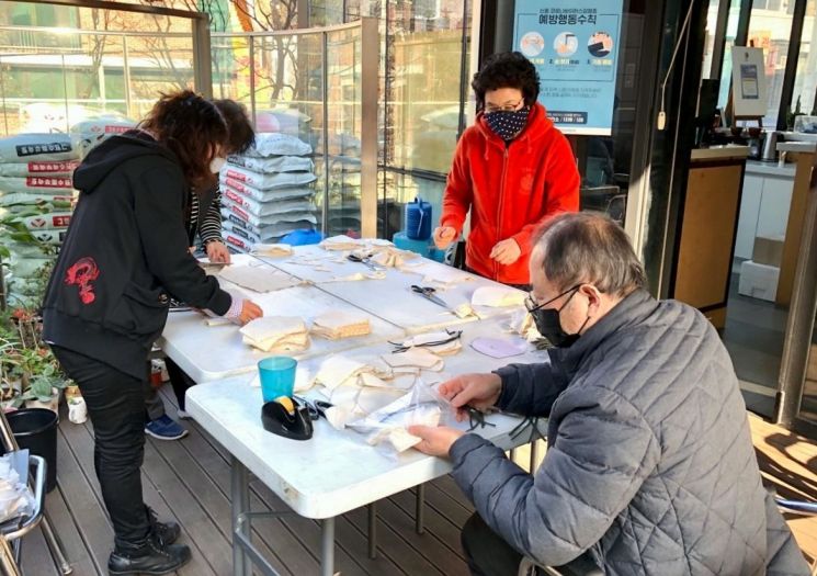 홍제3동 자원봉사캠프 회원들이 취약계층 이웃들에게 기부하기 위해 필터 교체형 마스크를 제작하고 있다.