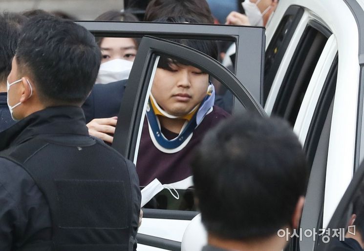 인터넷 메신저 텔레그램에서 미성년자 등 수십 명의 여성을 협박, 촬영을 강요해 만든 음란물을 유포한 '박사방' 운영자 조주빈씨가 25일 오전 서울 종로경찰서에서 검찰로 송치되기 위해 나오고 있다. /문호남 기자 munonam@