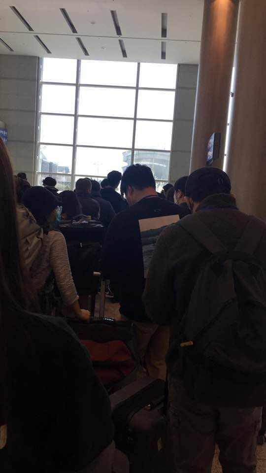 지난 24일 오후 스위스 유학생 송모(23)씨가 인천공항에서 검체 검사를 위해 대기하고 있는 모습