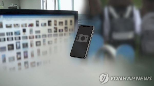텔레그램을 통해 미성년자 등 여성들을 협박해 촬영한 성착취 영상을 제작·유포한 혐의를 받는 일명 '박사' 조주빈(25)이 25일 검찰 송치 전 포토라인에 섰다. 조주빈은 피해자들에게 할 말이 없냐는 질문에 "멈출 수 없었던 악마의 삶을 멈추게 해줘서 정말 고맙다"고 답해 시민들의 공분을 샀다./사진=연합뉴스