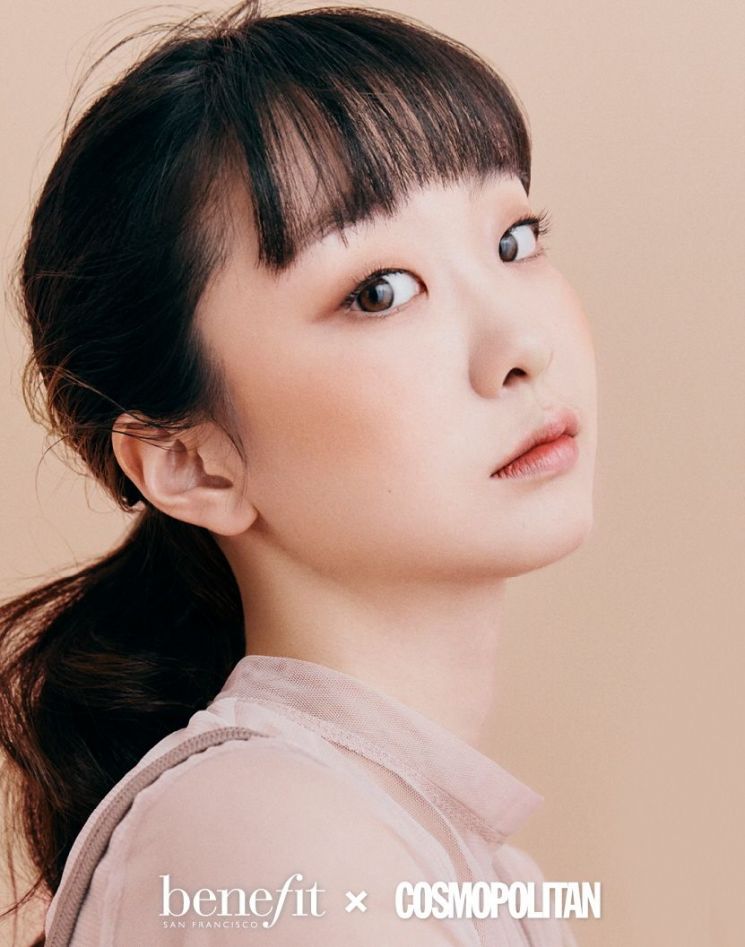 두 볼 물들인 김다미, 베네피트 뮤즈의 러블리+시크