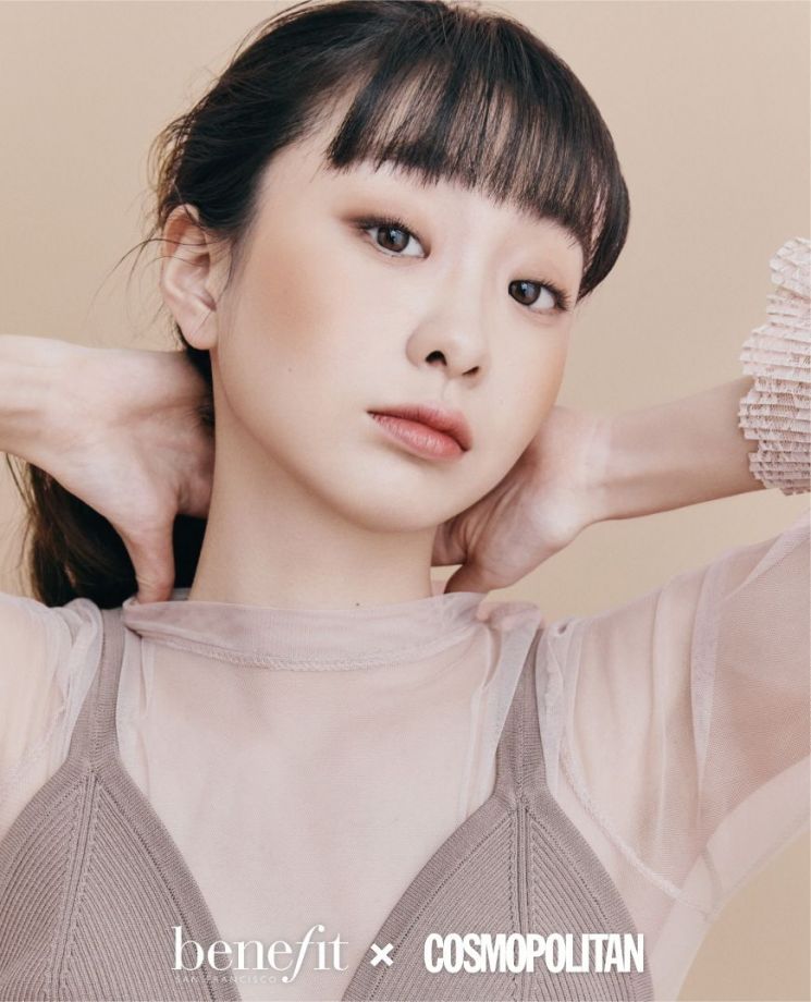 두 볼 물들인 김다미, 베네피트 뮤즈의 러블리+시크