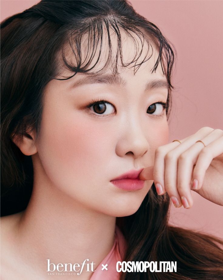 두 볼 물들인 김다미, 베네피트 뮤즈의 러블리+시크