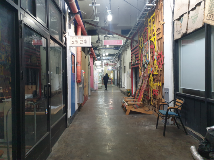 24일 오후에 찾은 원주 미로예술시장. 신종 코로나바이러스감염증(코로나19)의 여파로 대부분의 가게들이 문을 닫았다.