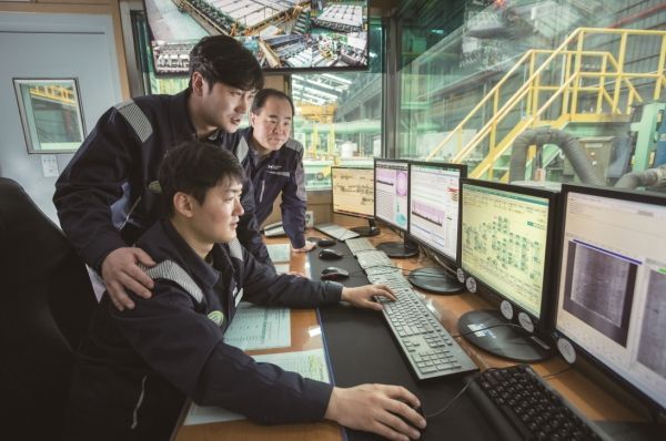 현대제철 직원들이 인공지능(AI)과 빅데이터를 이용해 제철소의 생산 공정을 확인하고 있다.