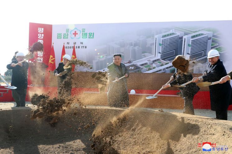 지난 3월 17일 평양종합병원 착공식에 참석한 김 위원장이 직접 첫 삽을 뜨고 있다.
